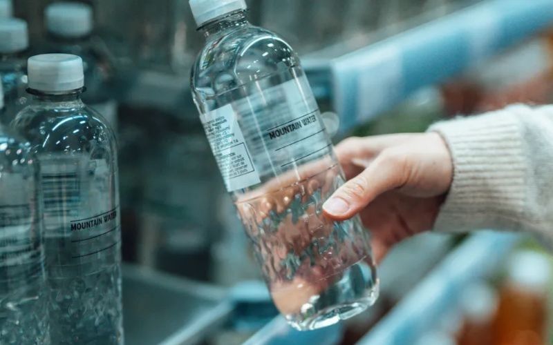 Chai nước để trong môi trường nhiệt độ cao có thể làm tăng nguy cơ thôi nhiễm hóa chất